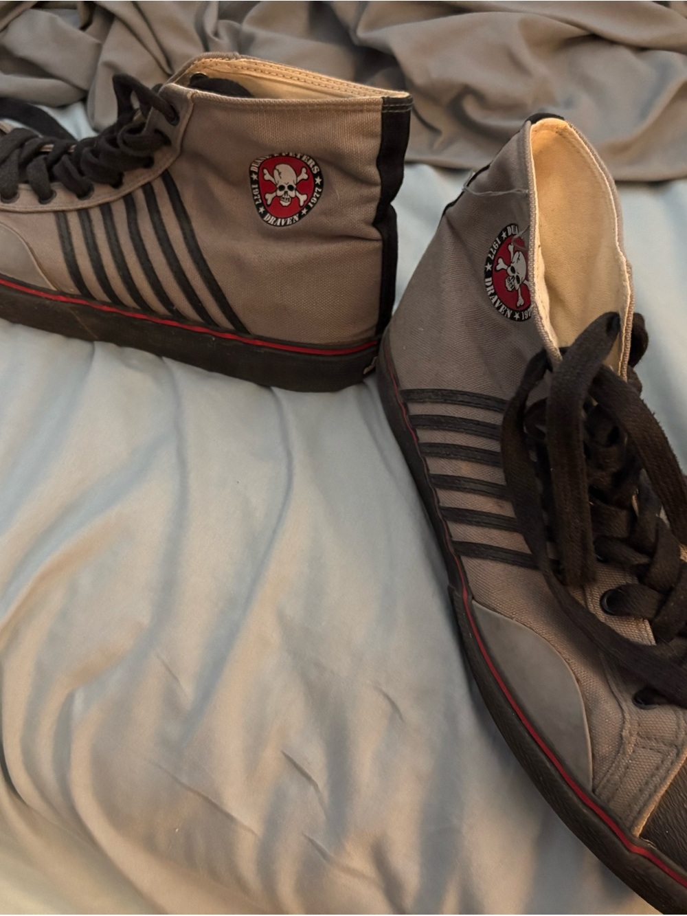 Draven Duane Peter’sGray High-Top Sneakers with Skull Patch